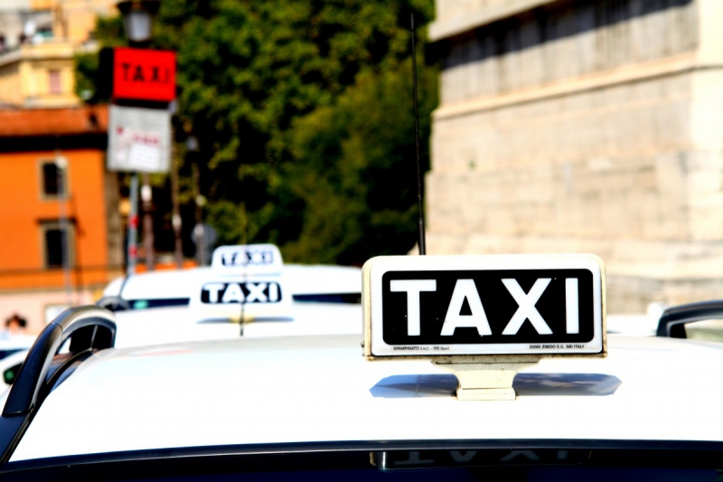 taxis-LE THORONET-min_taxi_auto_rome_road_white-1051610